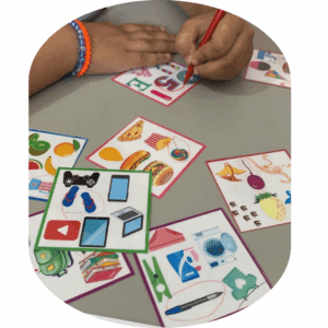 Lupa e cards encontre o intruso